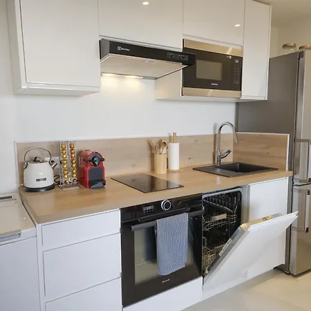 Superb Renovated T2 200m Sea View Terrace Apartment *